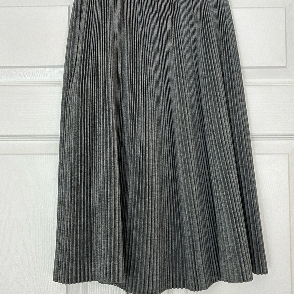 Elegant Gray Pleated Skirt